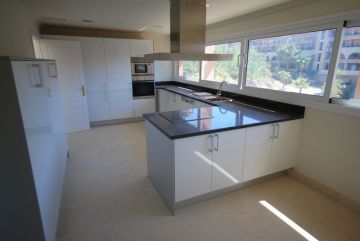 https://cdn.resales-online.com/public/apvd808bvq/properties/rzkunzcbeyssvhy/w1200/3-e898b2bb2a2fdfd06d2c39894dce8316.jpg?v=1598978292