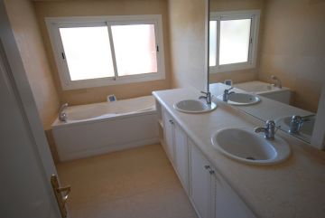 https://cdn.resales-online.com/public/apvd808bvq/properties/rzkunzcbeyssvhy/w1200/9-467d0cee5b725f3ef65f102a0c2e69c0.jpg?v=1598978292