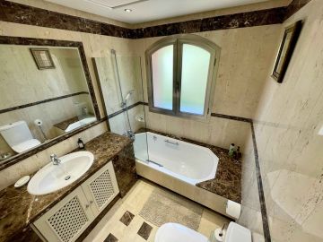 https://cdn.resales-online.com/public/frn6qdl71g/properties/xcenlrzniigholw/w1200/16-ec67b526875bf0124b6ce4328a754439.jpg?v=1658813906