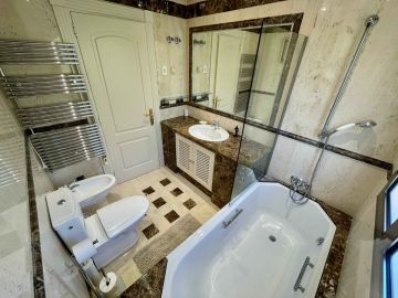 https://cdn.resales-online.com/public/frn6qdl71g/properties/xcenlrzniigholw/w1200/17-dd5fcd4f0eb487dfa3803f7e20814c0e.jpg?v=1658813906