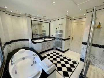 https://cdn.resales-online.com/public/frn6qdl71g/properties/xcenlrzniigholw/w1200/24-613bbc26f32d7013d348ef202dd30a43.jpg?v=1658813906