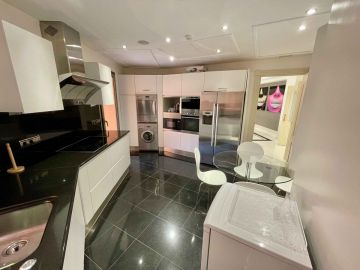 https://cdn.resales-online.com/public/frn6qdl71g/properties/xcenlrzniigholw/w1200/9-467d0cee5b725f3ef65f102a0c2e69c0.jpg?v=1658813906