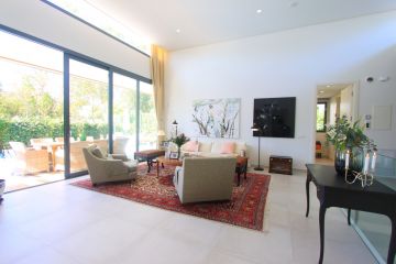 https://cdn.resales-online.com/public/hn1114hb5p/properties/3f72ed8157c111eaa84a06907717b01e/w1200/11-20939a0134ad724a8cb2a801094d15a4.jpg?v=1612787282