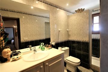 https://cdn.resales-online.com/public/swt24est18/properties/01f40c19a13411eba13006b3c6b82ba8/w1200/32-e7f90ea5feef5e01d64d74d6b6d8a834.jpg?v=1618910686