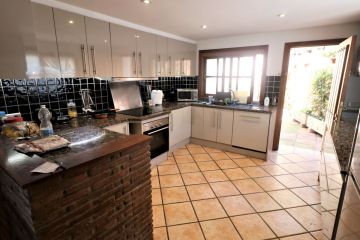 https://cdn.resales-online.com/public/swt24est18/properties/01f40c19a13411eba13006b3c6b82ba8/w1200/6-241328e1bcc9c0d8ce1222beb6c967a8.jpg?v=1618910686