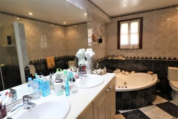 https://cdn.resales-online.com/public/swt24est18/properties/01f40c19a13411eba13006b3c6b82ba8/w1200/7-aa4cc561180b369757c0bb4af9886cd3.jpg?v=1618910686