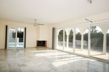 https://cdn.resales-online.com/public/44uk40isfr/properties/88c4dd94072111eba13006b3c6b82ba8/w1200/10-bb915d1cb19341576dcdc994b81ab9c5.jpg?v=1629305133