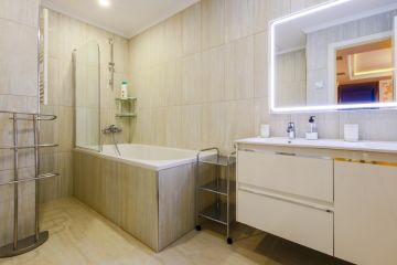 https://cdn.resales-online.com/public/tgsn5kpuas/properties/fad3f5f1108711ecaa340217bc231ef4/w1200/9-467d0cee5b725f3ef65f102a0c2e69c0.jpg?v=1631097357