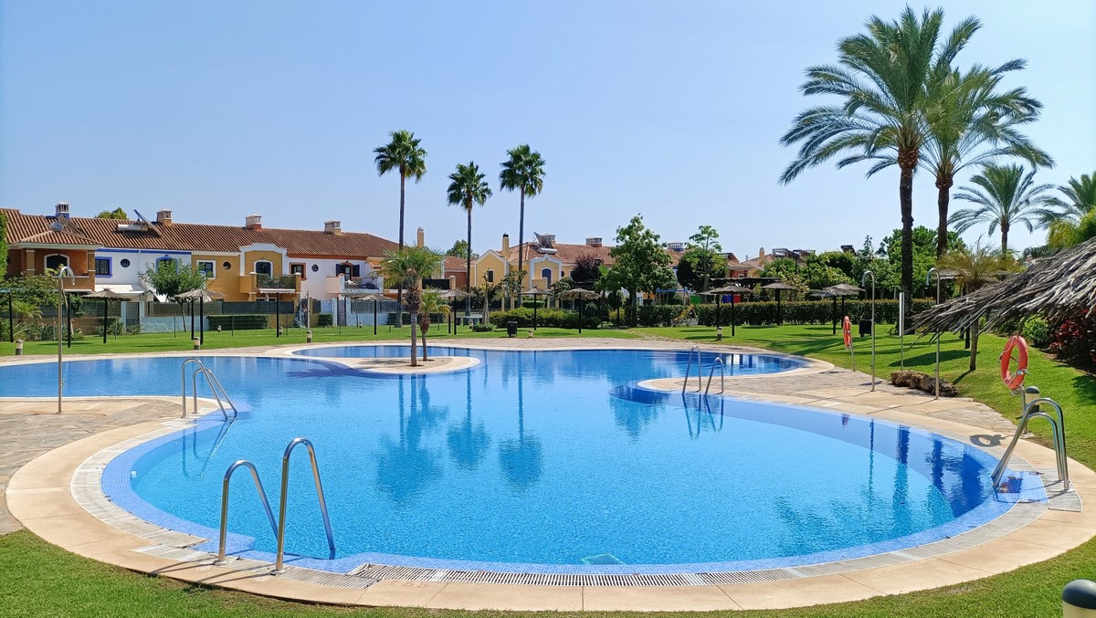 https://cdn.resales-online.com/public/3evhskmhln/properties/07ad1bbc1f8911eca97d0217bc231ef4/w1200/51-1a006e3d9335f058903eb94f281586d2.jpg?v=1632910434