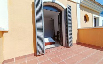 https://cdn.resales-online.com/public/3evhskmhln/properties/07ad1bbc1f8911eca97d0217bc231ef4/w1200/25-45e7a00e8ada30030040e20a35fbccfd.jpg?v=1632910434