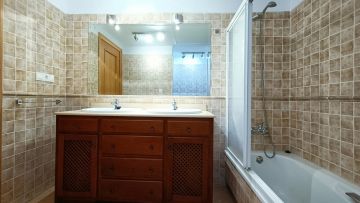 https://cdn.resales-online.com/public/3evhskmhln/properties/07ad1bbc1f8911eca97d0217bc231ef4/w1200/30-5e8634ec9576c9ad4825a6dec5b5d375.jpg?v=1632910434