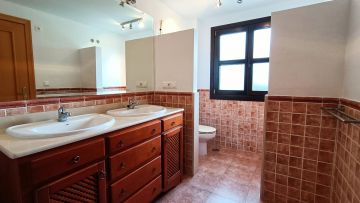 https://cdn.resales-online.com/public/3evhskmhln/properties/07ad1bbc1f8911eca97d0217bc231ef4/w1200/33-f37a7fab00fce6ff6b895520b67d6d6d.jpg?v=1632910434