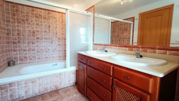 https://cdn.resales-online.com/public/3evhskmhln/properties/07ad1bbc1f8911eca97d0217bc231ef4/w1200/35-53608d01401493ba18e3704836160563.jpg?v=1632910434