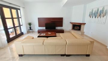 https://cdn.resales-online.com/public/3evhskmhln/properties/07ad1bbc1f8911eca97d0217bc231ef4/w1200/36-be7efbbd8b294061d3f27cb7c37865bb.jpg?v=1632910434