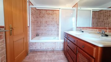 https://cdn.resales-online.com/public/3evhskmhln/properties/07ad1bbc1f8911eca97d0217bc231ef4/w1200/37-1d70d218e897435ff17cdff8e99bb5bf.jpg?v=1632910434