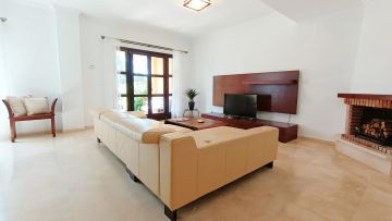 https://cdn.resales-online.com/public/3evhskmhln/properties/07ad1bbc1f8911eca97d0217bc231ef4/w1200/8-e64a9055bba3e77ac8aca3b893cdf826.jpg?v=1632910434