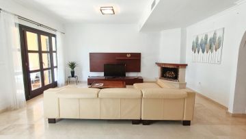 https://cdn.resales-online.com/public/3evhskmhln/properties/07ad1bbc1f8911eca97d0217bc231ef4/w1200/9-467d0cee5b725f3ef65f102a0c2e69c0.jpg?v=1632910434