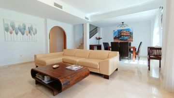 https://cdn.resales-online.com/public/3evhskmhln/properties/07ad1bbc1f8911eca97d0217bc231ef4/w1200/10-bb915d1cb19341576dcdc994b81ab9c5.jpg?v=1632910434