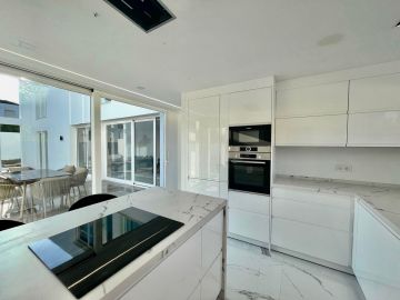 https://cdn.resales-online.com/public/607egr68dk/properties/3a69801c07eb11ecaa340217bc231ef4/w1200/65-353c686b8f38625cb02b3bc224191eb3.jpg?v=1661422998