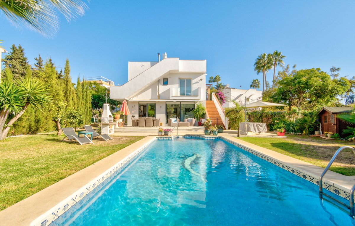 https://cdn.resales-online.com/public/v8b00unuc7/properties/ef57e87a46c811eca97d0217bc231ef4/w1200/1-7980e48d732b6fc85c14b43b94d2aa54.jpg?v=1637245456