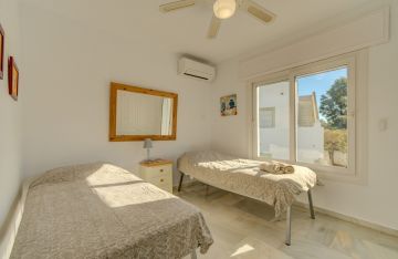 https://cdn.resales-online.com/public/v8b00unuc7/properties/ef57e87a46c811eca97d0217bc231ef4/w1200/14-d70dc3102c00d7be0e872dfe1c1f86d7.jpg?v=1637245456