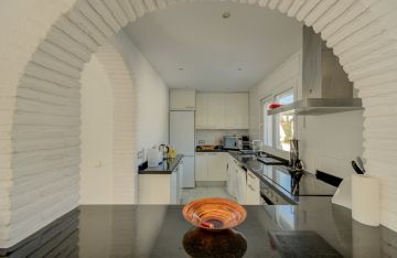 https://cdn.resales-online.com/public/v8b00unuc7/properties/ef57e87a46c811eca97d0217bc231ef4/w1200/30-5e8634ec9576c9ad4825a6dec5b5d375.jpg?v=1637245456