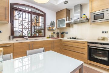 https://cdn.resales-online.com/public/1bqt55a2f5/properties/79579a904eab11eca97d0217bc231ef4/w1200/17-dd5fcd4f0eb487dfa3803f7e20814c0e.jpg?v=1637941680