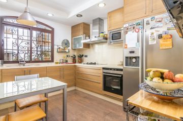 https://cdn.resales-online.com/public/1bqt55a2f5/properties/79579a904eab11eca97d0217bc231ef4/w1200/18-cc72f169493c096e712837ff5d8b6e41.jpg?v=1637941680