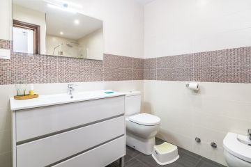 https://cdn.resales-online.com/public/1bqt55a2f5/properties/79579a904eab11eca97d0217bc231ef4/w1200/24-613bbc26f32d7013d348ef202dd30a43.jpg?v=1637941680