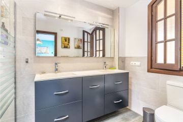 https://cdn.resales-online.com/public/1bqt55a2f5/properties/79579a904eab11eca97d0217bc231ef4/w1200/28-ef19a2c59920e2e087cd278a51b6dbf8.jpg?v=1637941680