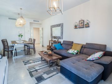https://cdn.resales-online.com/public/k1850j3m5p/properties/9ea1d67e520511eca97d0217bc231ef4/w1200/7-aa4cc561180b369757c0bb4af9886cd3.jpg?v=1638454000
