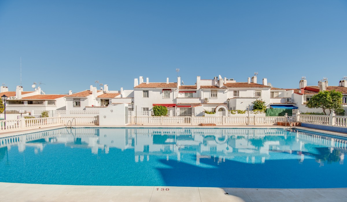 https://cdn.resales-online.com/public/v8b00unuc7/properties/37c7eda657bd11eca97d0217bc231ef4/w1200/1-7980e48d732b6fc85c14b43b94d2aa54.jpg?v=1638953515