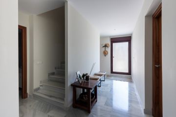 https://cdn.resales-online.com/public/sjfjhu3jtj/properties/8967fe40592a11eca97d0217bc231ef4/w1200/9-467d0cee5b725f3ef65f102a0c2e69c0.jpg?v=1639086568