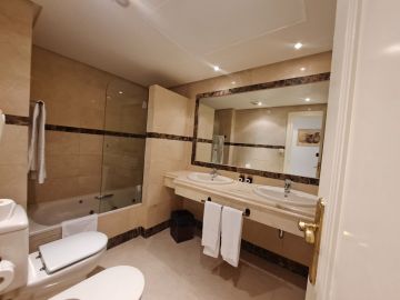 https://cdn.resales-online.com/public/cd9pzuj89n/properties/1c79737c6e4111eca97d0217bc231ef4/w1200/13-5fd73dea700db77384c091ca9818b1a9.jpg?v=1641402665