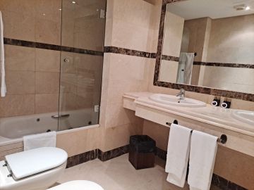 https://cdn.resales-online.com/public/cd9pzuj89n/properties/1c79737c6e4111eca97d0217bc231ef4/w1200/14-d70dc3102c00d7be0e872dfe1c1f86d7.jpg?v=1641402665