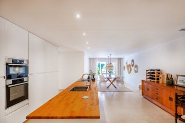 https://cdn.resales-online.com/public/jja1jz8h5h/properties/8f42e85a9f6911eca97d0217bc231ef4/w1200/2-5bd7b9d04b45e33852eaf0ec6670150d.jpg?v=1646807226