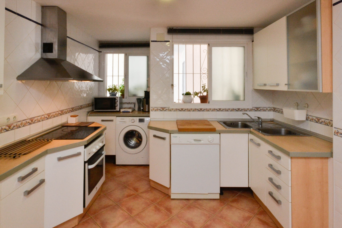 https://cdn.resales-online.com/public/da3ha4dk99/properties/c1c94411a44811eca97d0217bc231ef4/w1200/8-e64a9055bba3e77ac8aca3b893cdf826.jpg?v=1647343320