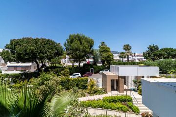 https://cdn.resales-online.com/public/jja1jz8h5h/properties/820b9cfcb23a11eca97d0217bc231ef4/w1200/41-0bdc8f07789df4609410591d8ac779d9.jpg?v=1648876090