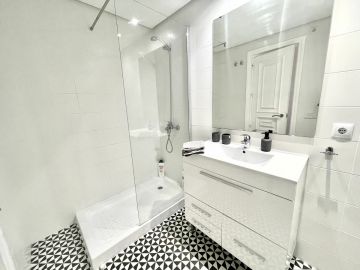 https://cdn.resales-online.com/public/46g3vfh9rc/properties/e5323c5cc0a911eca97d0217bc231ef4/w1200/16-ec67b526875bf0124b6ce4328a754439.jpg?v=1650464312