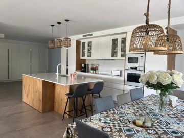 https://cdn.resales-online.com/public/sjfjhu3jtj/properties/e99efc09c7bf11eca97d0217bc231ef4/w1200/3-e898b2bb2a2fdfd06d2c39894dce8316.jpg?v=1651252628