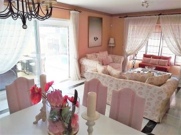 https://cdn.resales-online.com/public/e2ugqf2s30/properties/d10dad0fcbaa11eca97d0217bc231ef4/w1200/11-20939a0134ad724a8cb2a801094d15a4.jpg?v=1651673553