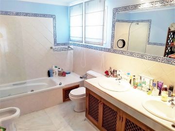 https://cdn.resales-online.com/public/e2ugqf2s30/properties/d10dad0fcbaa11eca97d0217bc231ef4/w1200/20-d1f7658cbe4ba6cd8666fec30fba80ad.jpg?v=1651673553