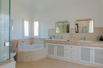 https://cdn.resales-online.com/public/jke8v5rm25/properties/e855839dc7b811eca97d0217bc231ef4/w1200/18-cc72f169493c096e712837ff5d8b6e41.jpg?v=1651749246