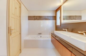 https://cdn.resales-online.com/public/v8b00unuc7/properties/ca586169c85111eca97d0217bc231ef4/w1200/20-d1f7658cbe4ba6cd8666fec30fba80ad.jpg?v=1652119989