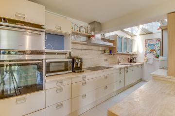 https://cdn.resales-online.com/public/v8b00unuc7/properties/ca586169c85111eca97d0217bc231ef4/w1200/7-aa4cc561180b369757c0bb4af9886cd3.jpg?v=1652119989