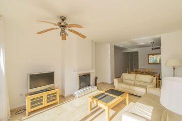 https://cdn.resales-online.com/public/vvmdwbkuht/properties/ecfdec78d08111eca97d0217bc231ef4/w1200/2-5bd7b9d04b45e33852eaf0ec6670150d.jpg?v=1652287493