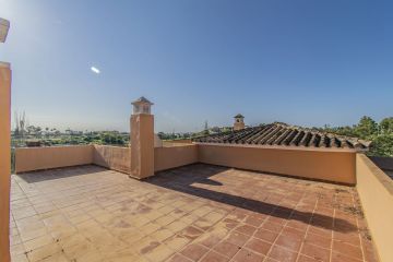 https://cdn.resales-online.com/public/vvmdwbkuht/properties/ecfdec78d08111eca97d0217bc231ef4/w1200/5-3595ad71cbd87be6c3643a4285ef4791.jpg?v=1652287493