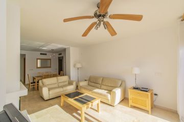 https://cdn.resales-online.com/public/vvmdwbkuht/properties/ecfdec78d08111eca97d0217bc231ef4/w1200/6-241328e1bcc9c0d8ce1222beb6c967a8.jpg?v=1652287493