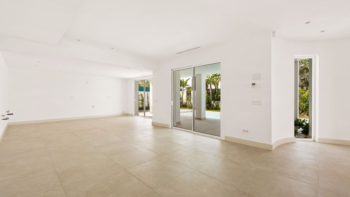 https://cdn.resales-online.com/public/j50iqa74vg/properties/4ef7d24acbbb11eca97d0217bc231ef4/w1200/5-3595ad71cbd87be6c3643a4285ef4791.jpg?v=1652703031
