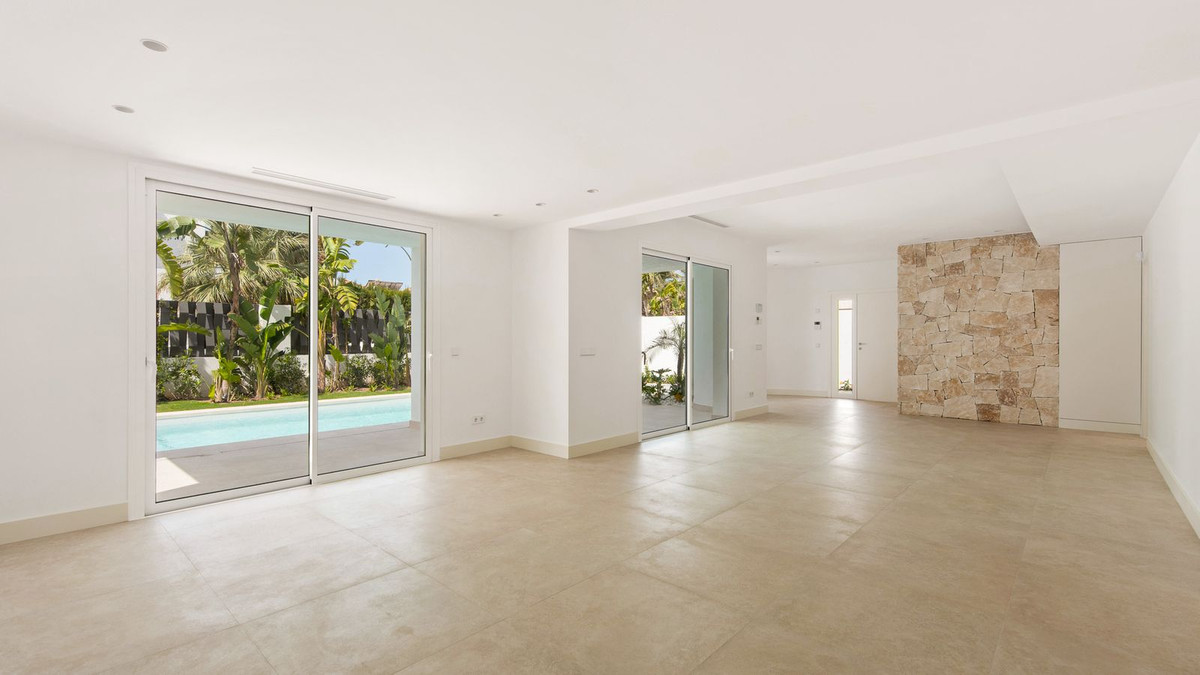 https://cdn.resales-online.com/public/j50iqa74vg/properties/4ef7d24acbbb11eca97d0217bc231ef4/w1200/6-241328e1bcc9c0d8ce1222beb6c967a8.jpg?v=1652703031